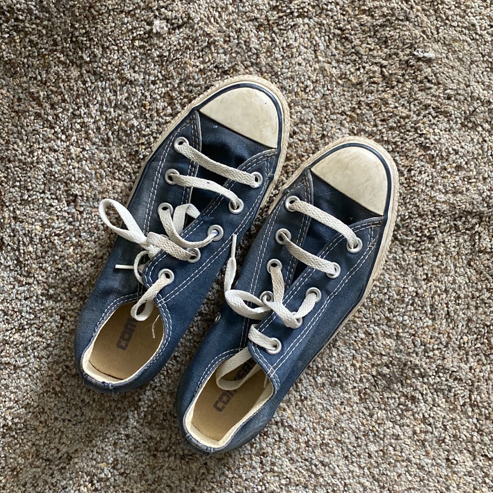 Navy blue converse size 6